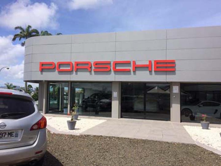 Bardage réalisé en cassettes alucobon + Enseigne lumineuse lettres boîtiers plexiglas éclairage interne LEDS