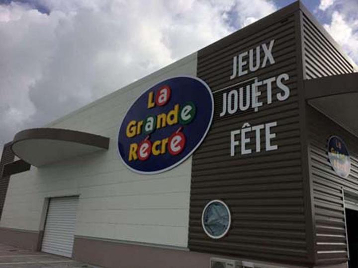 Fond en alucobon  Lettres boîtiers PVC  Face avant plexiglas Eclairage interne par LEDS Texte découpé en alucobon
