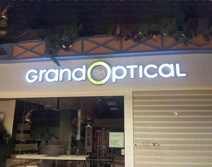 Enseigne lettres boitiers face avant plexiglas éclairage interne par LEDS