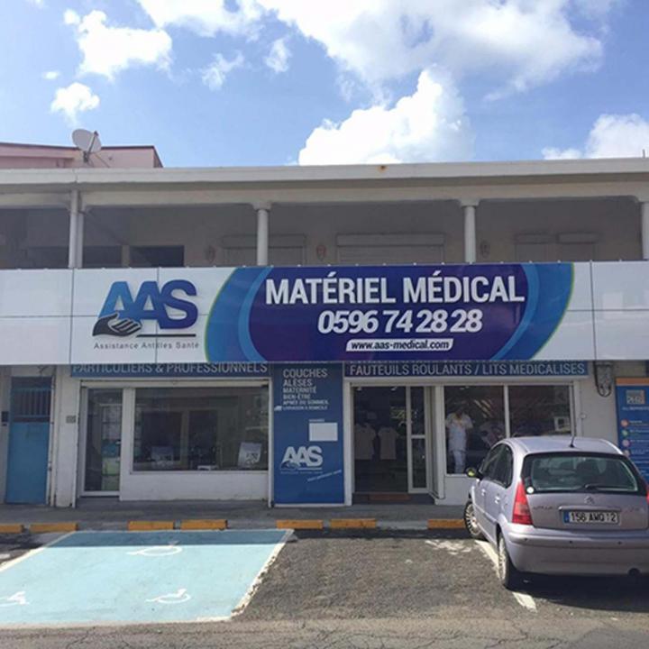 Enseigne lumineuse :lettres boîtiers rétro éclairées (vue de face)