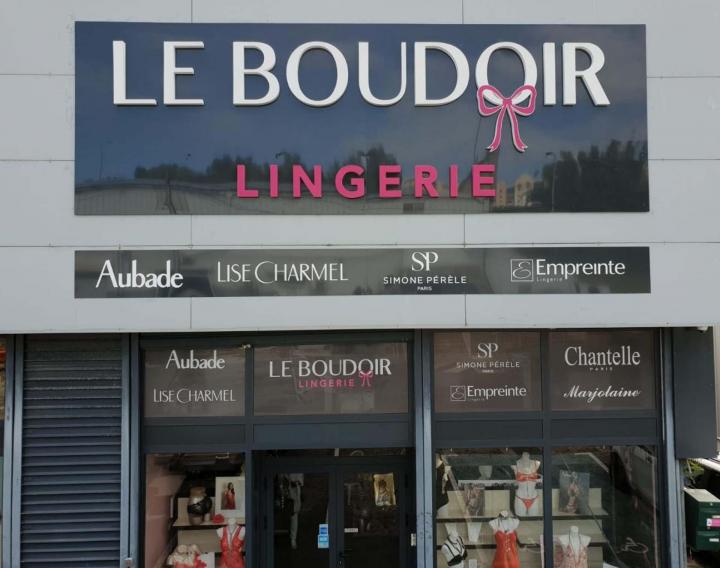 Enseigne en alucobond, lettres PVC, face avant plexiglas + microperf